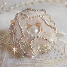 Anello Bouquet d'un Jour ricamato con gigli in lucite, trottole in cristallo Swarovski, un cabochon perlato con perle d'argento e salmone